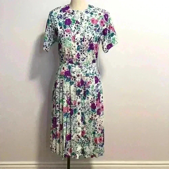 Dresses & Skirts - ‼️SALE‼️ 2/$25 Vintage Printed Dress with Pleated Skirt
